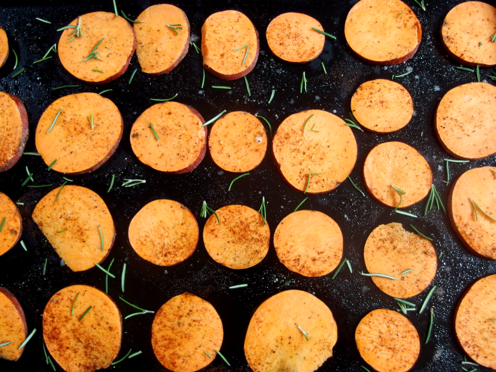 How to Make Spicy Baked Sweet Potato Chips | danicaliforniacooks.com
