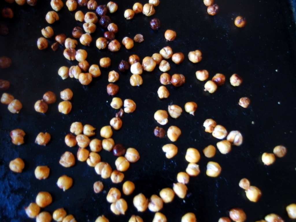 Crunchy Cinnamon Honey Roasted Chickpeas | danicaliforniacooks.com