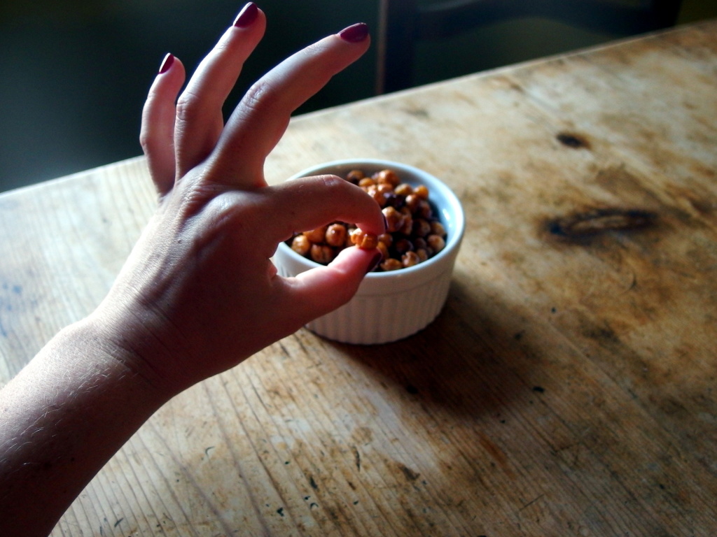 Crunchy Cinnamon Honey Roasted Chickpeas | danicaliforniacooks.com
