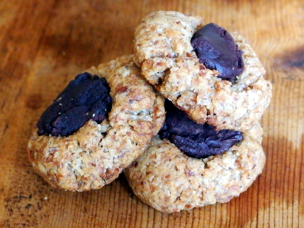 Paleo Thumbprint Chocolate Cookies | danicaliforniacooks.com