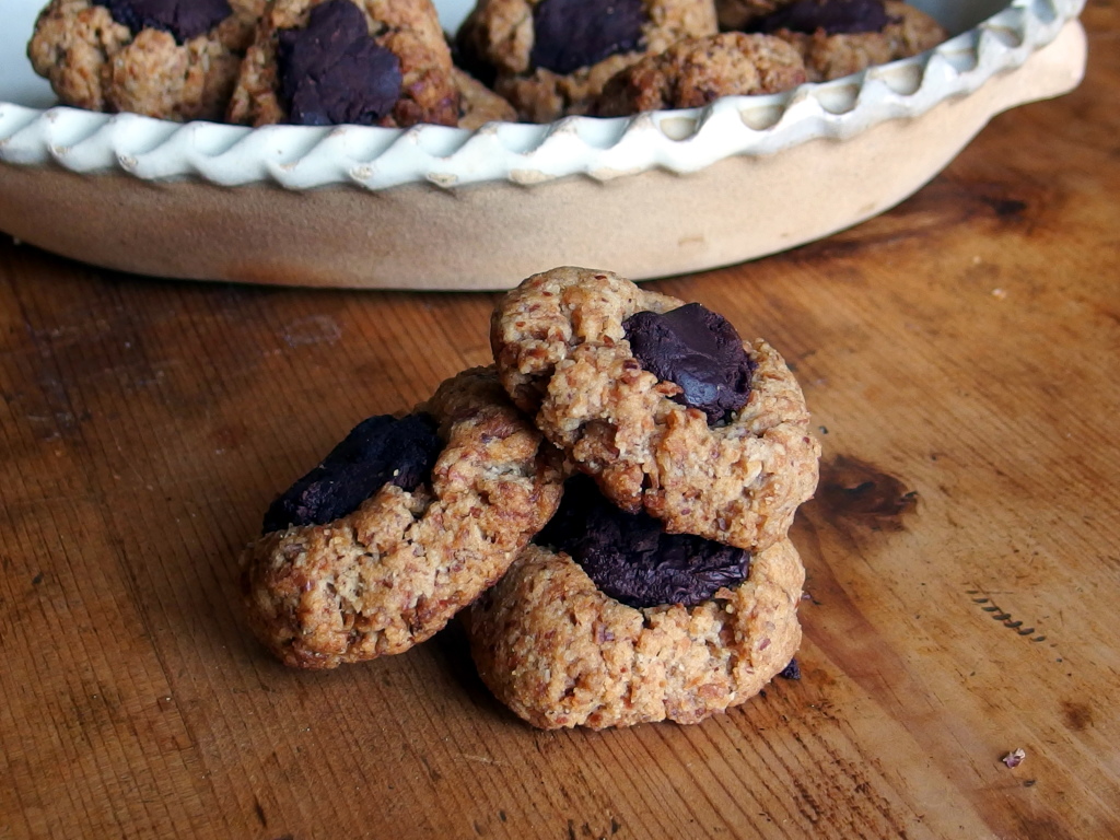 Paleo Thumbprint Chocolate Cookies | danicaliforniacooks.com