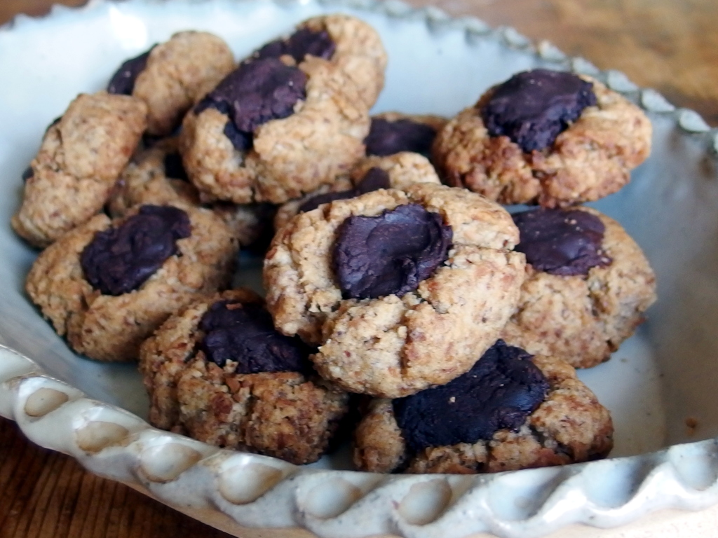 Paleo Thumbprint Chocolate Cookies | danicaliforniacooks.com