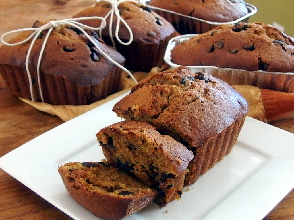 Classic Chocolate Chip Pumpkin Bread | danicaliforniacooks.com