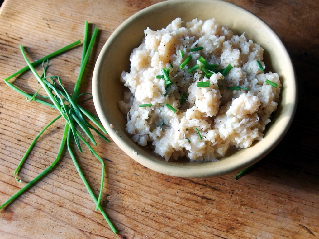 Crockpot Mashed Cauliflower | danicaliforniacooks.com