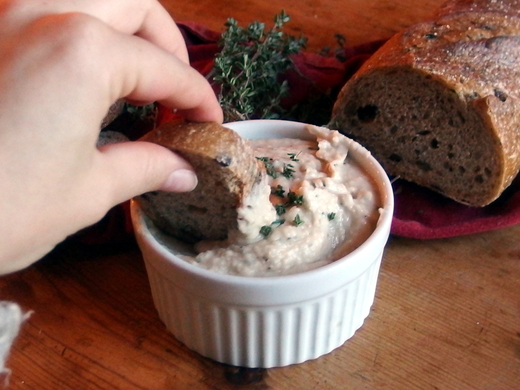 Garlic White Bean Dip | danicaliforniacooks.com