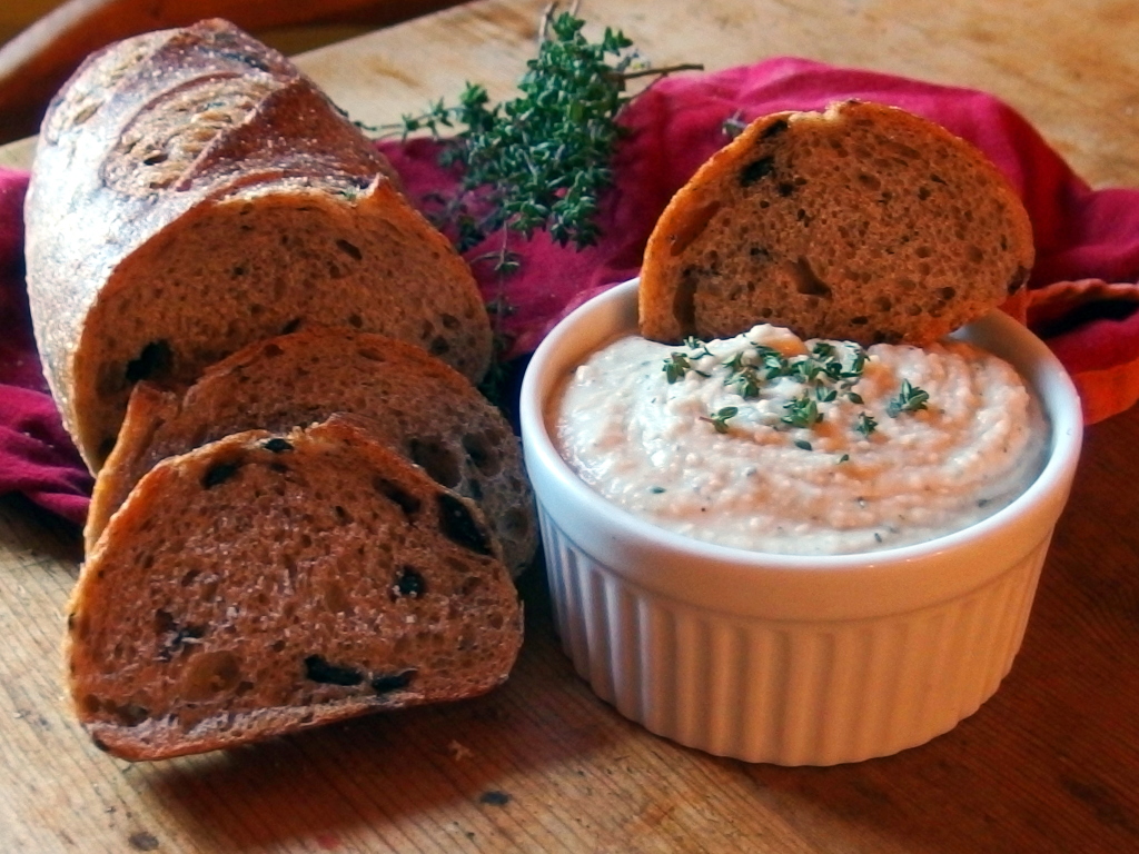 Garlic White Bean Dip | danicaliforniacooks.com