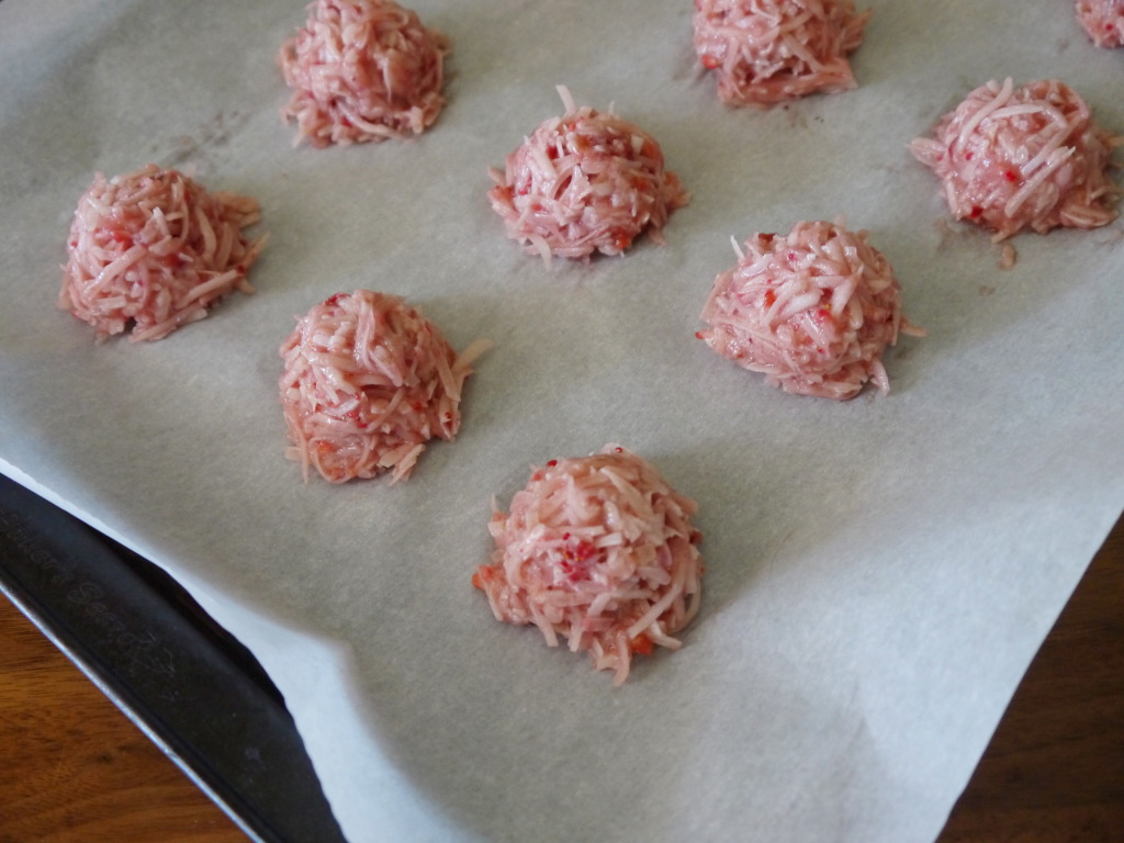 Strawberry Vanilla Macaroons | danicaliforniacooks.com
