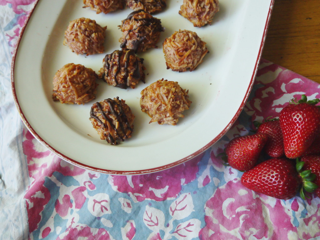 Strawberry Vanilla Macaroons | danicaliforniacooks.com