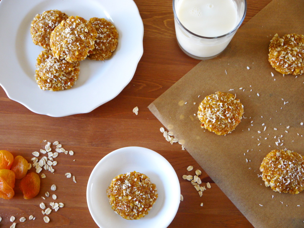 Raw Apricot Crumble Cookies | danicaliforniacooks.com