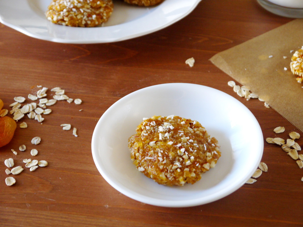Raw Apricot Crumble Cookies | danicaliforniacooks.com