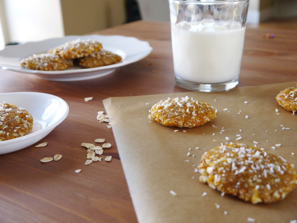 Raw Apricot Crumble Cookies | danicaliforniacooks.com