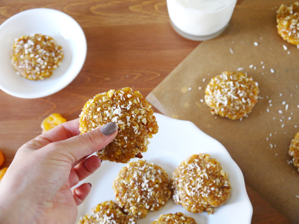 Raw Apricot Crumble Cookies | danicaliforniacooks.com